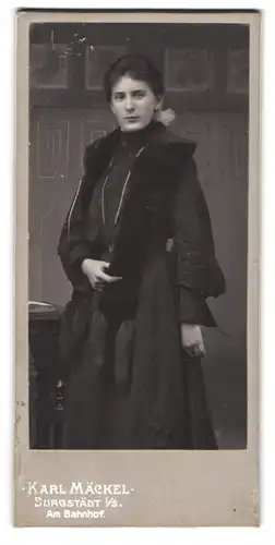 Fotografie Karl Mäckel, Burgstädt i. S., am Bahnhof, Junge Dame in schwarzer Kleidung