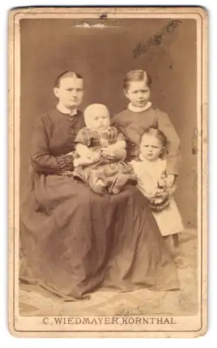 Fotografie C. Wiedmayer, Kornthal, Bürgerliche Dame mit ihren drei Kindern