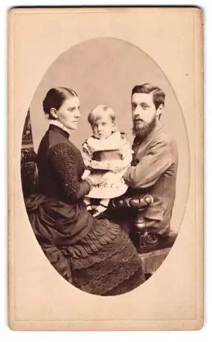 Fotografie E. Thayler, Redcar, Bath Street 10, Jüngeres Ehepaar mit ihrem Kind