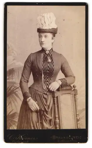 Fotografie B. Krömer, Braunschweig, Hutfiltern 8, Bürgerliche Dame mit einem Hut