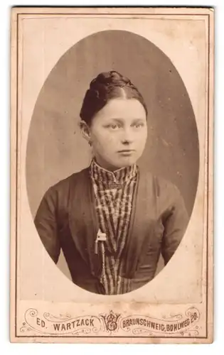 Fotografie Ed. Wartzack, Braunschweig, Bohlweg 20, Junge Frau in zeitgenössischer Kleidung