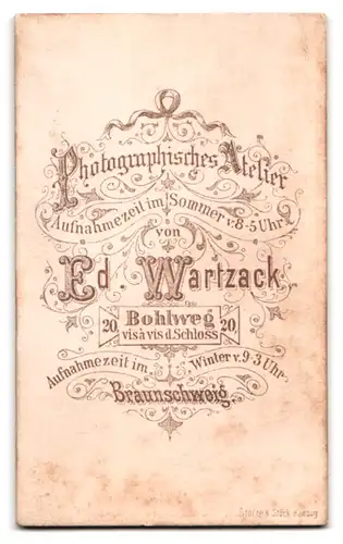 Fotografie Ed. Wartzack, Braunschweig, Bohlweg 20, Junge Frau in zeitgenössischer Kleidung