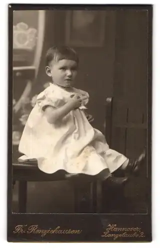 Fotografie Fr. Renziehausen, Hannover, Langelaube 2, Baby in einem weissen Kleid auf einem Tisch