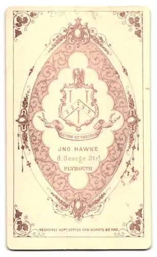 Fotografie Ino Hawke, Plymouth, George Street 8, Ältere Dame im Sonntagskleid