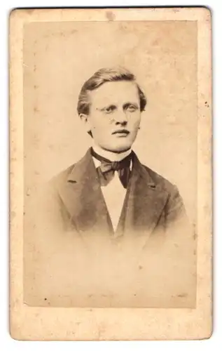 Fotografie H. Döhring, Osterburg, Junger Mann Andr. Thiele mit Fliege