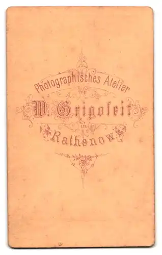 Fotografie W. Grigoleit, Rathenow, Junge Dame im weissen Kleid