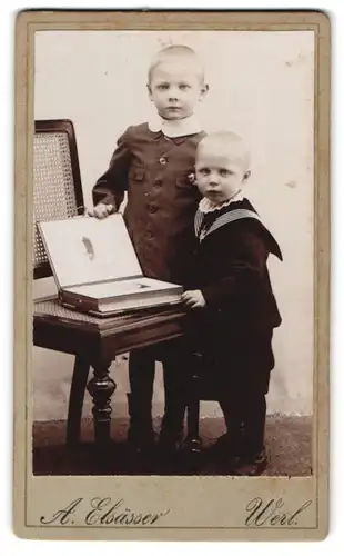 Fotografie A. Elsässer, Werl, Zwei Kleinkinder mit einem grossen Buch