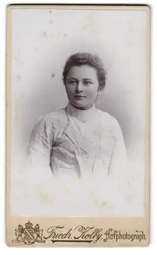 Fotografie Friedr. Kolby, Zwickau i. S., Äuss. Plauensche Strasse, Junge Dame mit zurückgebundenem Haar