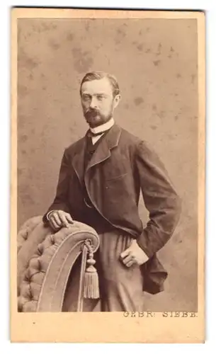 Fotografie Gebr. Siebe, Leipzig, Grimma`scher Steinweg 11 u. 12, Bürgerlicher Herr mit Vollbart