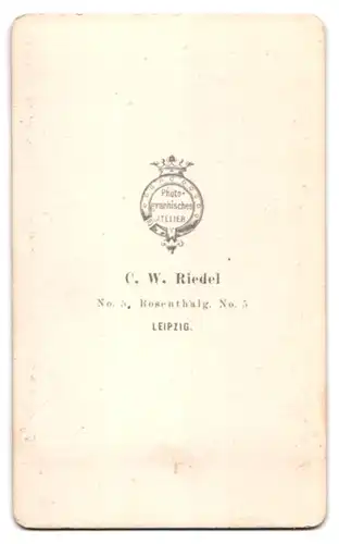 Fotografie C. W. Riedel, Leipzig, Rosenthalg. 5, Bürgerlicher Herr in modischer Kleidung