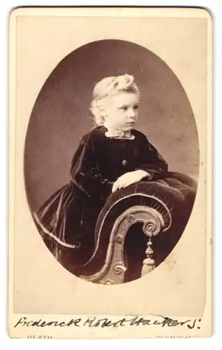 Fotografie William Heath, Plymouth, 24, George Street, Kleiner Junge im Samtkleid