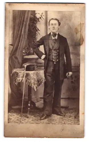 Fotografie C. Autenrieth, Cannstatt, Junger Herr in eleganter Kleidung