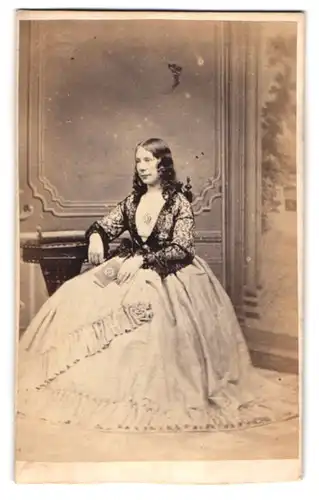 Fotografie W. H. Fox, Bristol, 50 & 1 1 /2, Park St., Junge Dame in zeitgenössicher Kleidung