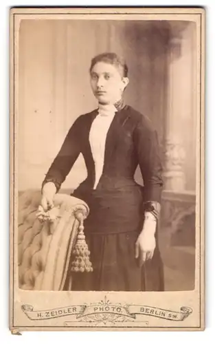 Fotografie Z. Zeidler, Berlin, 59, Jerusalemerstrasse, Junge Dame im zeitgenössischen Kleid