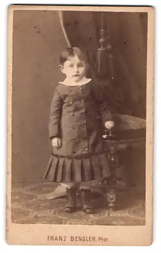 Fotografie F. Bengler, Loerrach, Kind in zeitgenössischer Kleidung