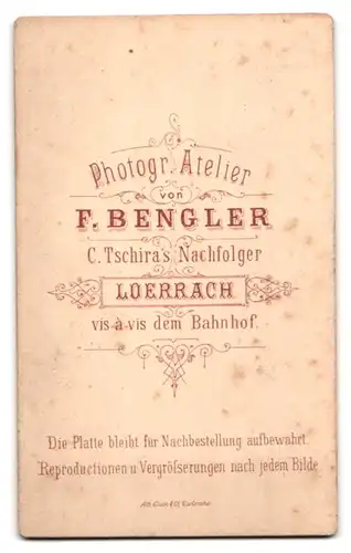 Fotografie F. Bengler, Loerrach, Kind in zeitgenössischer Kleidung