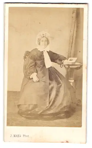 Fotografie J. Maes, Bruxelles, 36, Rue Fossé-aux-Loups, Ältere Dame in hübscher Kleidung mit Haube