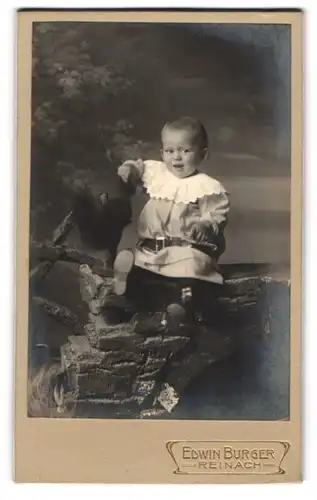 Fotografie Edwin Burger, Reinach, Kleines lächelndes Baby mit Gürtel