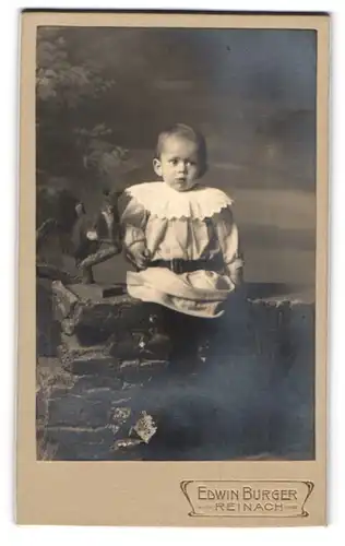Fotografie Edwin Burger, Reinbach, Kleines Baby mit Gürtel