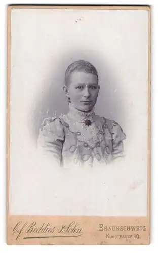 Fotografie C. F. Beddies & Sohn, Braunschweig, Kuhstrasse 10, Bürgerliche junge Dame im Kleid mit engem Kragen