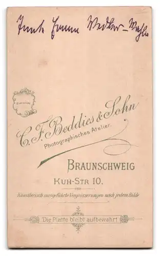 Fotografie C. F. Beddies & Sohn, Braunschweig, Kuhstrasse 10, Bürgerliche junge Dame im Kleid mit engem Kragen