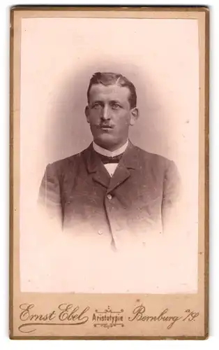 Fotografie Ernst Ebel, Bernburg a. S., Wilhelm-Str. 27, Bürgerlicher Mann mit kleinem Schnurrbart und Fliege