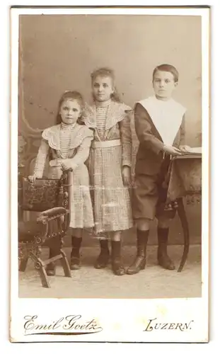 Fotografie Emil Goetz, Luzern, Hirschmatterstrasse 8, Drei Geschwister in zeitgenössischer Kleidung