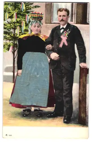 Stoff-Präge-AK Trachtenpaar mit Kleidungselementen aus Stoff