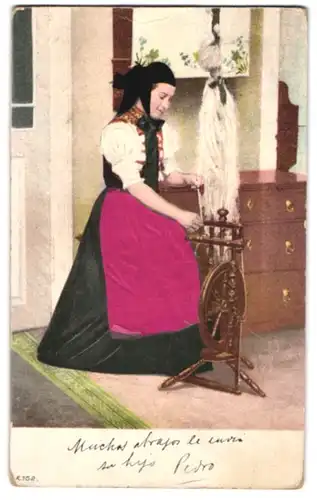 Stoff-Präge-AK Trachtenmädchen am Spinnrad mit Kleidungselementen aus Stoff