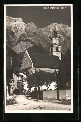 AK Absam, Wallfahrtskirche mit Strasse vor Gebirgswand