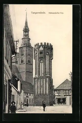 AK Tangermünde, Hühnerdorfer-Tor mit Strassenpartie