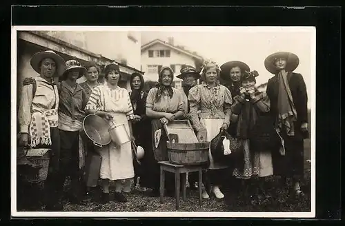 AK Waschfrauen posieren mit Arbeitsutensilien