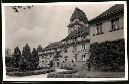 Fotografie Brück & Sohn Meissen, Ansicht Arnsdorf, Blick auf das Verwaltungsgebäude der Krankenanstalt, DDR Propaganda