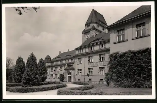 Fotografie Brück & Sohn Meissen, Ansicht Arnsdorf, Verwaltungsgebäude der Krankenanstalt mit DDR Propaganda