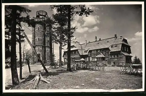 Fotografie Brück & Sohn Meissen, Ansicht Auersberg i. Erzg., Blick auf das Gasthaus und den Aussichtsturm