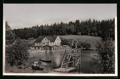 Fotografie Brück & Sohn Meissen, Ansicht Hetzdorf, Blick auf das Gasthaus Bad Sumpfmühle am See mit Rüderbooten