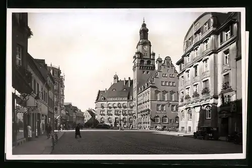 Fotografie Brück & Sohn Meissen, Ansicht Döbeln i. Sa., Strassenpartie mit Blick zum Rathaus, Geschäfte
