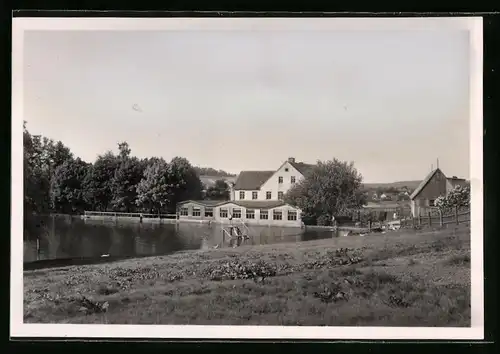 Fotografie Brück & Sohn Meissen, Ansicht Herrndorf-Hetzdorf, Badeteich am Gasthaus Sumpfmühle