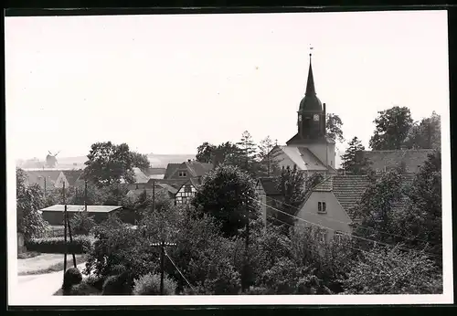 Fotografie Brück & Sohn Meissen, Ansicht Obermittelebersbach, Blick über den Ort mit der Kirche