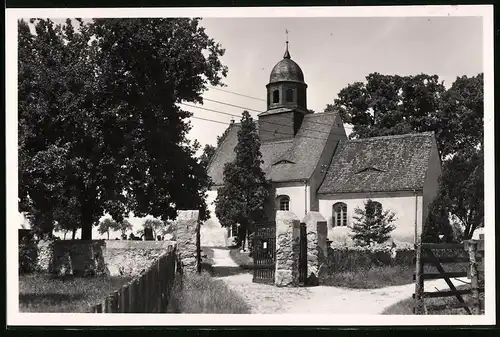 Fotografie Brück & Sohn Meissen, Ansicht Steinbach (Moritzburg), Feldweg an der Kirche