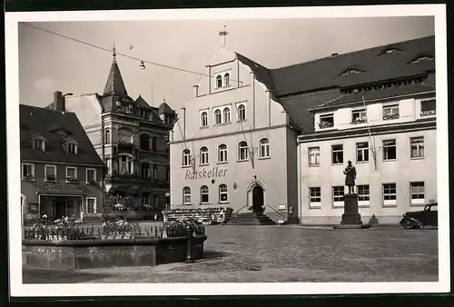 Fotografie Brück & Sohn Meissen, Ansicht Pulsnitz, Marktplatz mit Ratskeller und HO Imbiss & Eisdiele, Denkmal
