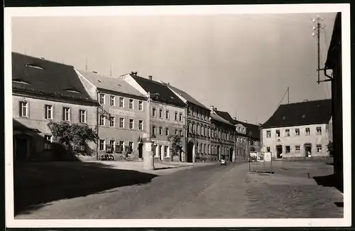 Fotografie Brück & Sohn Meissen, Ansicht Mutzschen i. Sa., Blick auf den Karl-Liebknecht-Platz mit Litfasssäule