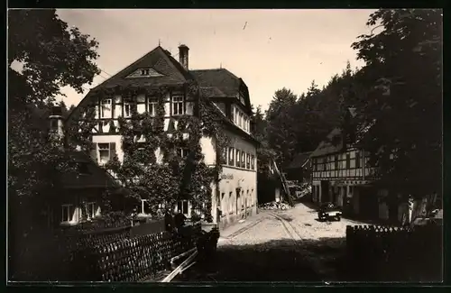Fotografie Brück & Sohn Meissen, Ansicht Erlebach, Partie mit Blick auf das Gasthaus Lochmühle