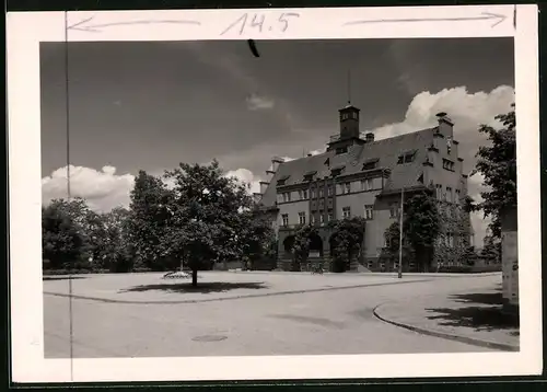 Fotografie Brück & Sohn Meissen, Ansicht Gröditz, Blick auf den Platz mit dem Rathaus, Litfasssäule