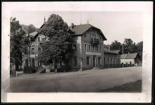 Fotografie Brück & Sohn Meissen, Ansicht Coswig, Partie an der Spitzgrundmühle, Konsum-Schule
