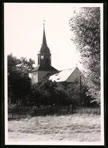 Fotografie Brück & Sohn Meissen, Ansicht Obermittelebersbach, Partie im Garten mit Blick auf die Kirche