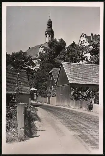 Fotografie Brück & Sohn Meissen, Ansicht Schieritz, Strassenpartie im Ort mit Blick zum Schloss