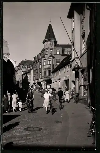 Fotografie Brück & Sohn Meissen, Ansicht Radeberg, Blick in die Hauptstrasse mit Konsum C. W. Hofmann, Zoofachgeschäft