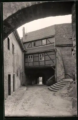Fotografie Brück & Sohn Meissen, Ansicht Radeberg, Gang durch den Torbogen im Schloss Klippenstein