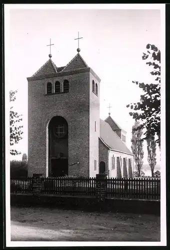 Fotografie Brück & Sohn Meissen, Ansicht Lauchhammer, Frontansicht der Christus König Kirche